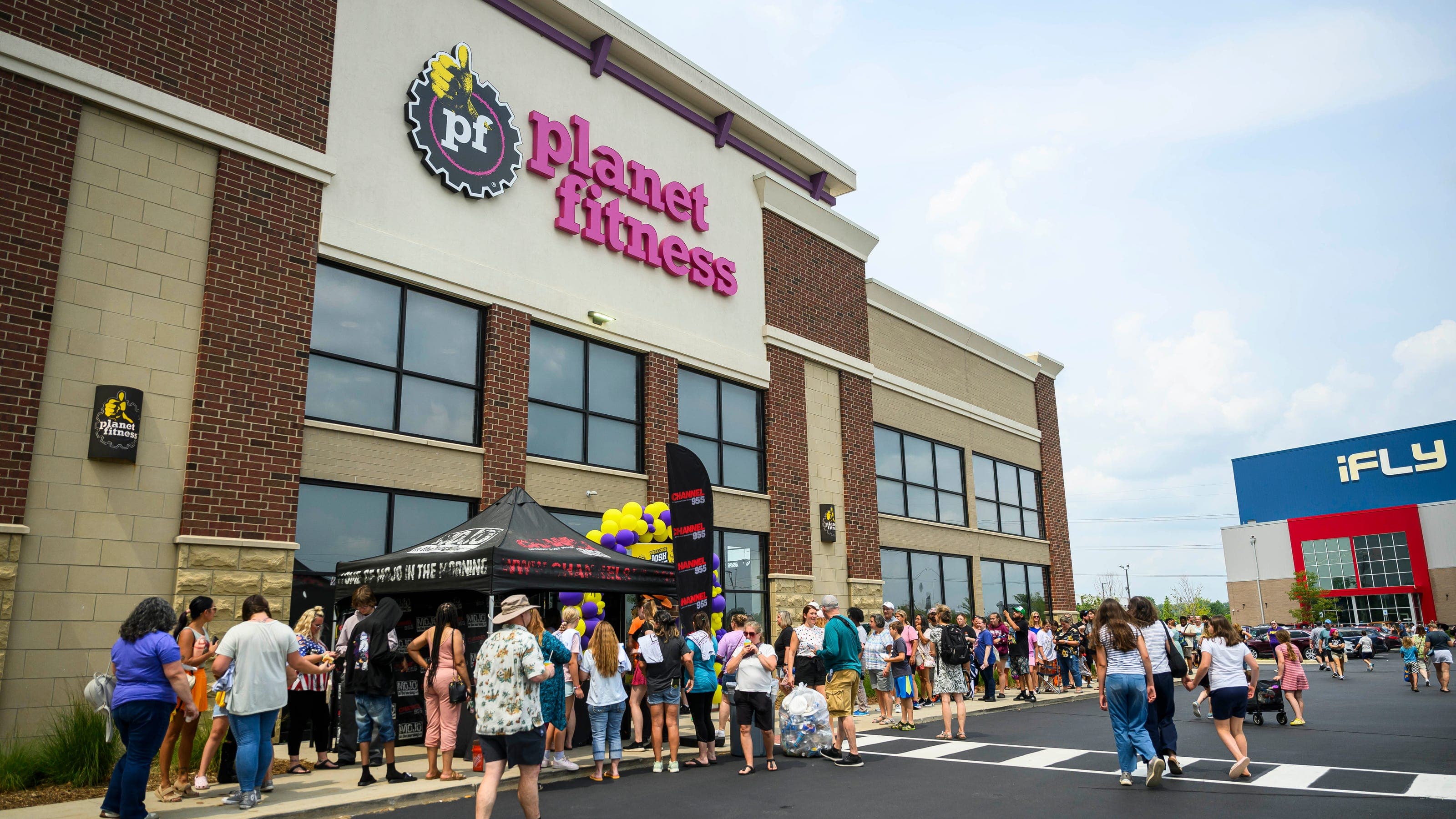 Thousands Line Up for Josh & Jase Meet-and-Greet at Novi Planet Fitness